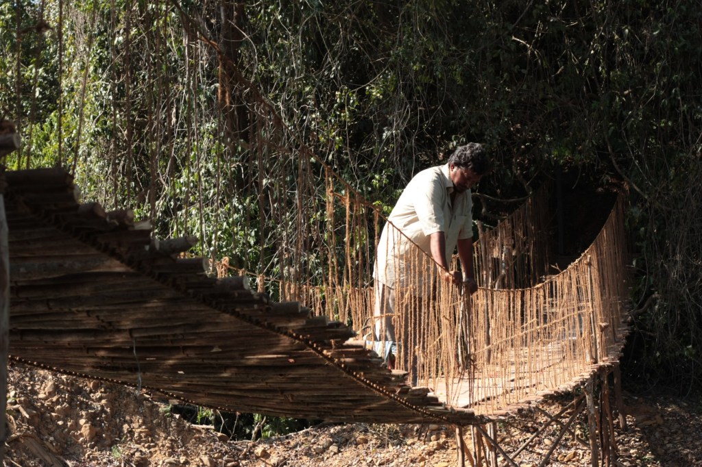 PALTADACHO MUNIS / The Man Beyond the Bridge (Dir. Laxmikant Shetgaonkar, 2009, India) – Severing the&nbsp;now